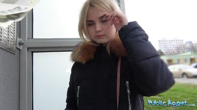 Roztomilá 19-ročná blondínka skúša svoj prvý veľký kokot