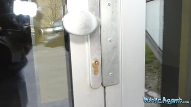 Roztomilá 19-ročná blondínka skúša svoj prvý veľký kokot