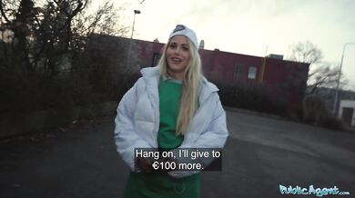 18-ročná sexy servírka a jej porno paródia s tacos
