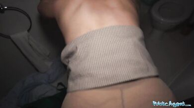 18-ročná sexy servírka a jej porno paródia s tacos