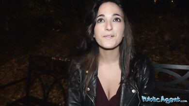 Public Agent – Španielka s krásnymi prírodnými prsiami zbalená v noci a ošukaná až do creampie