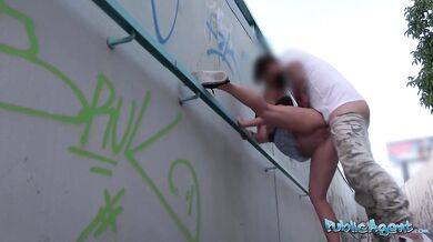 Public Agent (celá scéna) Britská blondínka s veľkými prsiami sa teší na sex s výstrekmi do vnútra s veľkým vtákom