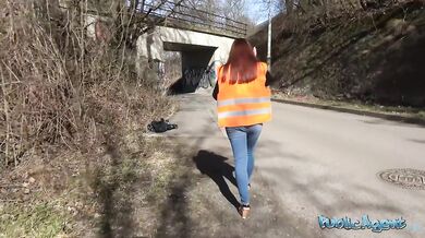 Public Agent – teen ryšavka s peknými prírodnými prsiami vykonáva verejnoprospešné práce, ale uprednostňuje veľký vták