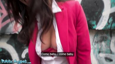 Public Agent – poľská šéfka typu MILF chce veľký vták; zachytená na verejnom POV, ako robí mokrý orál vonku