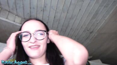 Zlomená mladá žena s úžasným pevným telom ošukaná pod verejným mostom!