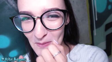 Zlomená mladá žena s úžasným pevným telom ošukaná pod verejným mostom!