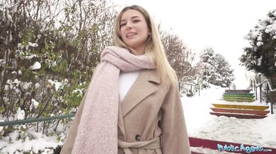 Roztomilá blondínka ukazuje vonkajšiu POV fajku na tajnom mieste