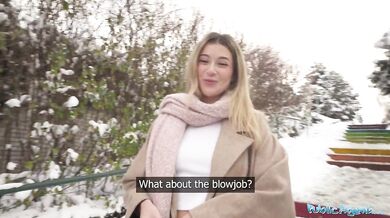 Roztomilá blondínka ukazuje vonkajšiu POV fajku na tajnom mieste