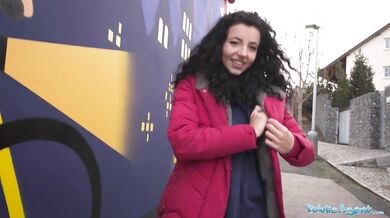Public Agent – Teen je ošukaná po prehre v hre kameň, papier, nožnice