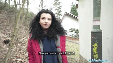 Public Agent – Teen je ošukaná po prehre v hre kameň, papier, nožnice