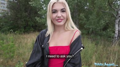 Public Agent – Sexy blondínka v červených šatách fajčí vtáka na verejnosti a nechá sa ošukať