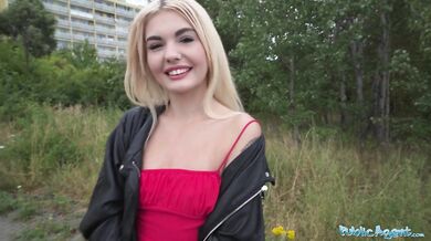 Public Agent – Sexy blondínka v červených šatách fajčí vtáka na verejnosti a nechá sa ošukať