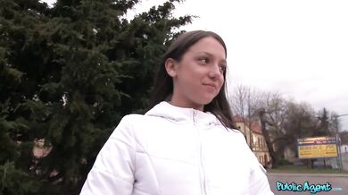 Teen vysokoškoláčka s drobným telom zažíva svoj prvý obrovský úd vo svojej vagíne