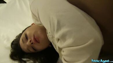 Teen vysokoškoláčka s drobným telom zažíva svoj prvý obrovský úd vo svojej vagíne
