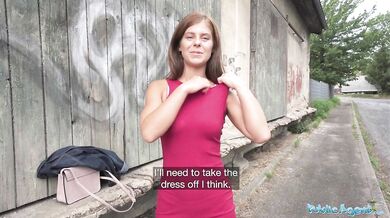 Jej dokonalý zadok v ňom vyvoláva túžbu ošukať ju vonku na verejnosti