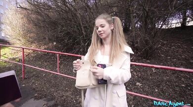 Public Agent – Drobná 18-ročná španielska teen s útlym telom, ktorá má na vysokej škole problémy s matematikou
