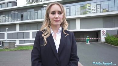 Public Agent – Sexy hotelová pracovníčka šuká veľký tučný penis na verejných toaletách v POV