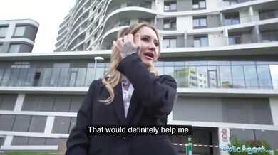 Public Agent – Sexy hotelová pracovníčka šuká veľký tučný penis na verejných toaletách v POV