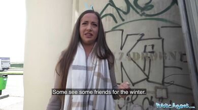Public Agent Britská brunetka dostáva zaplatené za to, že fajčí a šuká veľký tučný český vták