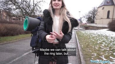 Vydatá blondínka má sex s cudzím chlapom s obrovským tučným vtákom