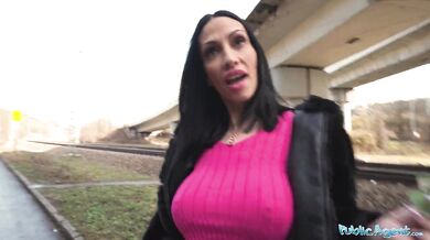 Nadržaná talianska MILF dosahuje orgazmus na verejnosti a poskytuje skvelý orál vonku