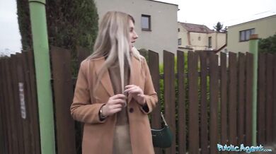 Public Agent – Roztomilá blondínka ukazuje svoje pevné prsia za peniaze a šuká obrovský čurák v suteréne
