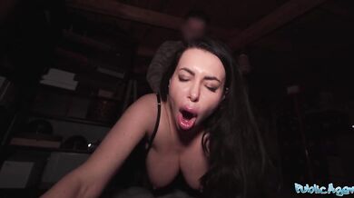 Public Agent – MILF s obrovskými prsiami, verejný POV, mokrý orál, hardcore v psom štýle, rýchly sex pre krivkovitú cougar