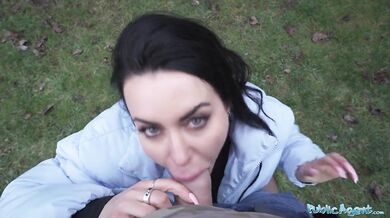 Public Agent – MILF s obrovskými prsiami, verejný POV, mokrý orál, hardcore v psom štýle, rýchly sex pre krivkovitú cougar