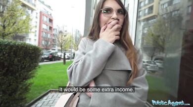 Sexi opatrovateľka šuká v svojom byte úplne cudzieho chlapa s obrovským vtákom