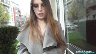 Sexi opatrovateľka šuká v svojom byte úplne cudzieho chlapa s obrovským vtákom