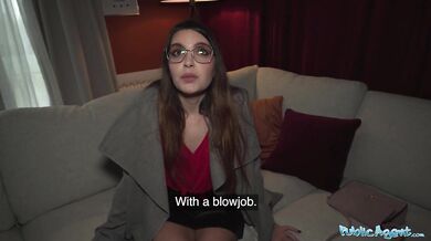 Sexi opatrovateľka šuká v svojom byte úplne cudzieho chlapa s obrovským vtákom