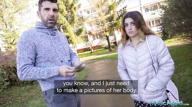 Tesná španielska kočka robí fajku a šuká za chrbtom manžela