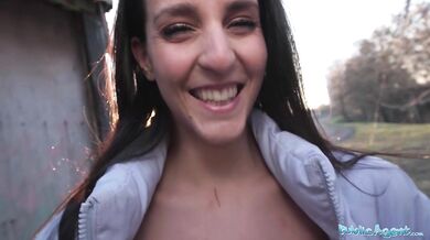 Tvrdé a rýchle šukanie v pivnici so sexy brunetkou