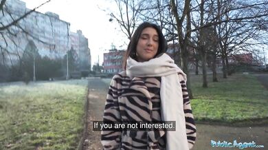 Public Agent: Krásna brunetka, študentka biológie, dosiahne orgazmus na penise cudzinca