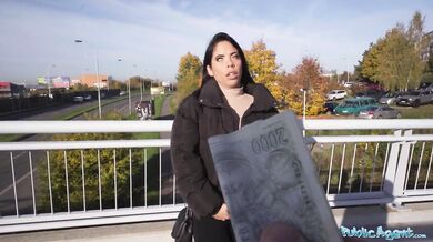 Brunetka s krásnym guľatým zadkom šuká veľký tučný vták