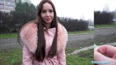 Chytili ho, ako šuká sexuálnu bábiku, ale od brunetky dostane skutočný vták