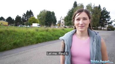 Zaviezli ju do hotela, kde ju tvrdý biely vták poriadne pretiahne