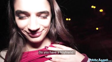Public Agent – Sexy francúzska modelka je viac než šťastná, že ju na verejnosti ošuká cudzí chlap