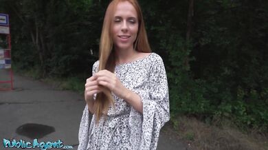 Nezbedná 22-ročná ryšavka s prírodnými prsiami, ktorú nechali čakať na rande cez Tinder, dostane anál, po ktorom túžila