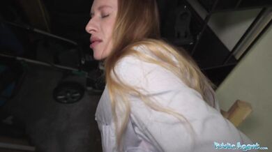 Nikki Riddle je odvedená do záhradného domčeka a jej vlhká kundička je ošukaná obrovským vtákom