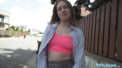 Nikki Riddle je odvedená do záhradného domčeka a jej vlhká kundička je ošukaná obrovským vtákom