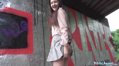 Veľmi roztomilá vysokoškolská študentka umenia s prírodnými prsiami študuje veľký penis vonku