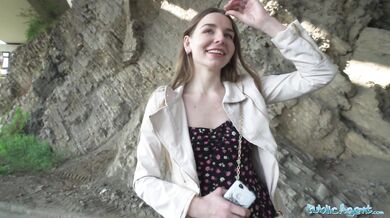 Roztomilá mladá Ukrajinka s dlhými vlasmi sa nechala nahovoriť na sex s cudzincami vonku