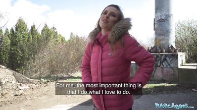 Krásna žena s postavou modelky poskytuje orál vonku pred šukaním