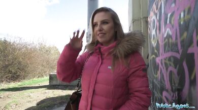 Krásna žena s postavou modelky poskytuje orál vonku pred šukaním