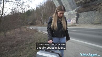 Public Agent Zlata Shine a jej svetovo dokonalé prsia ošukané cudzincami s veľkým vtákom