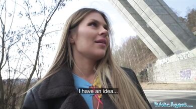 Public Agent Zlata Shine a jej svetovo dokonalé prsia ošukané cudzincami s veľkým vtákom