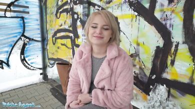 Blondínka s krátkymi vlasmi, amatérska teen s jemným prirodzeným telom, zbalená na autobusovej zastávke