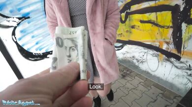 Blondínka s krátkymi vlasmi, amatérska teen s jemným prirodzeným telom, zbalená na autobusovej zastávke