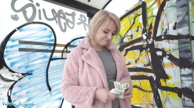 Blondínka s krátkymi vlasmi, amatérska teen s jemným prirodzeným telom, zbalená na autobusovej zastávke